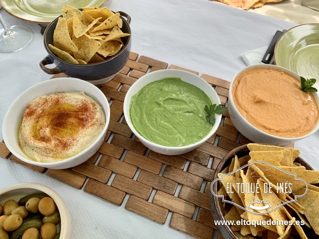 Emplatamos en 3 cuencos los tres hummus y servimos.